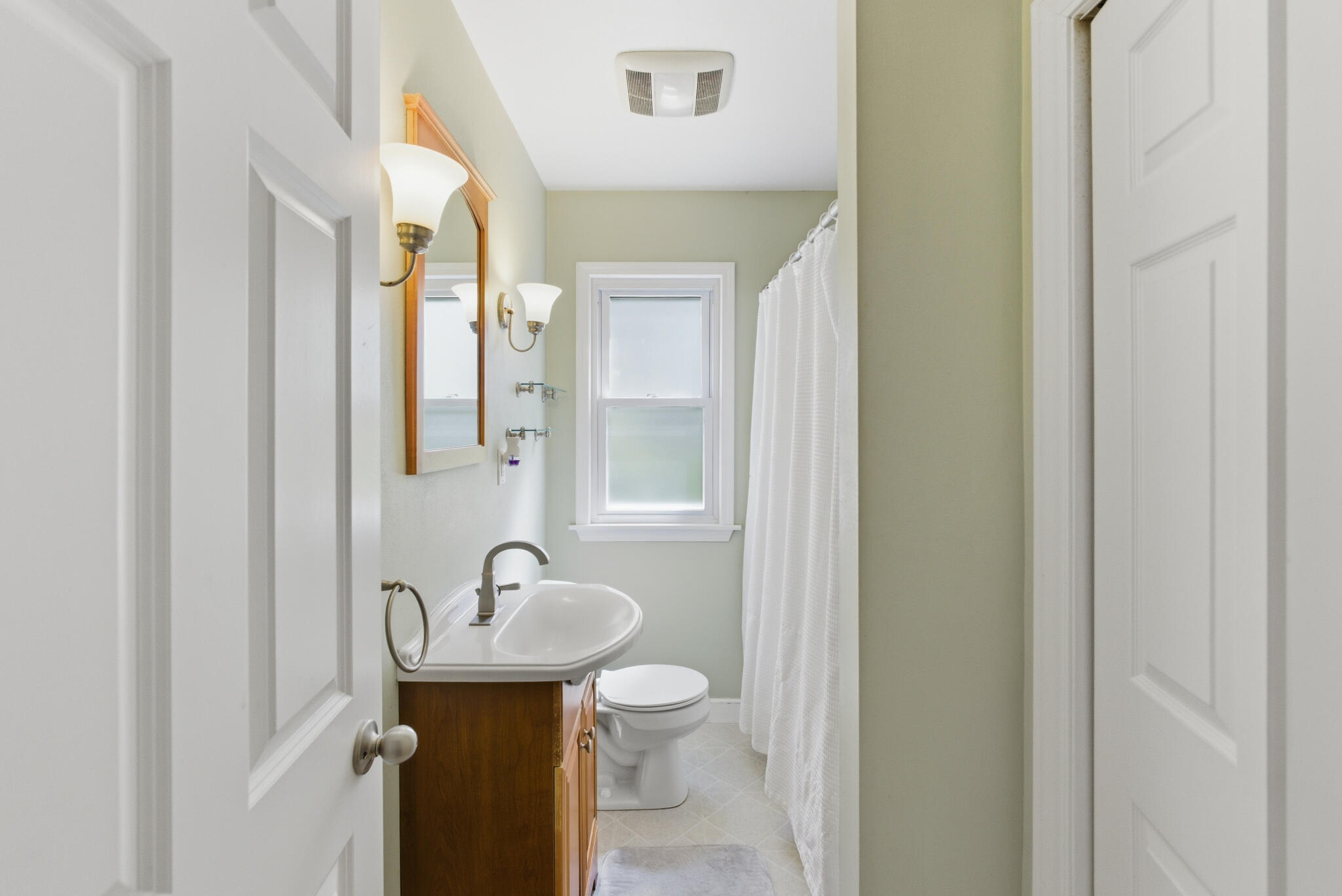 12215 West Mc Shane Road Franklin, WI 53132 - Photo 15 of 25 Full bath on main
