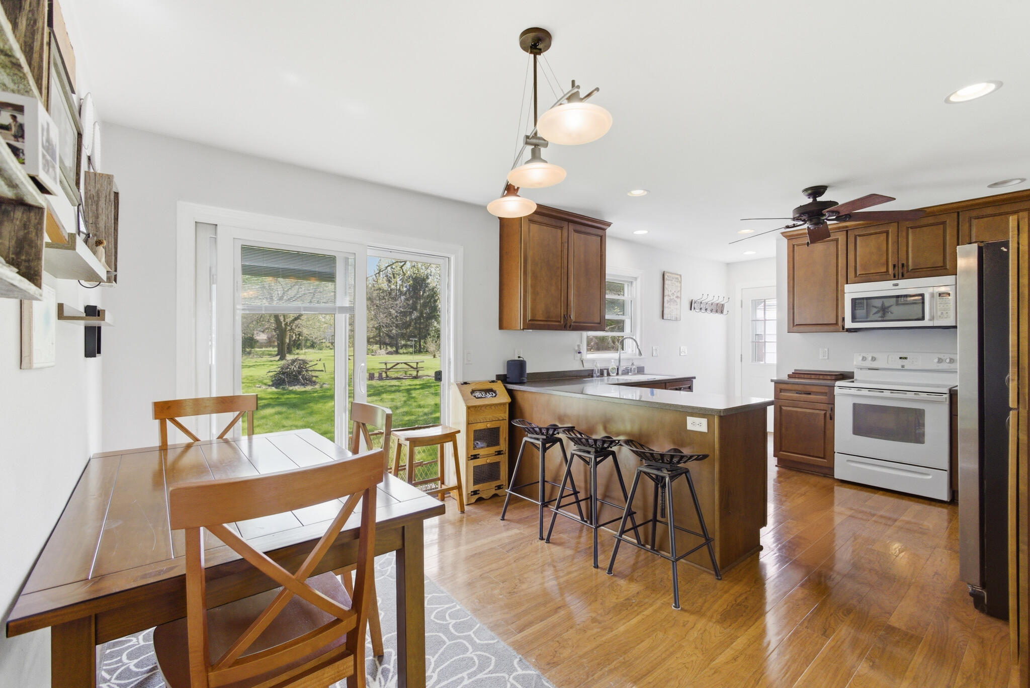 12215 West Mc Shane Road Franklin, WI 53132 - Photo 5 of 25 Kitchen/dining combo