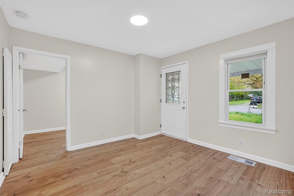 4910 Hughes Road Lansing, MI 48910 - Photo 8 of 27