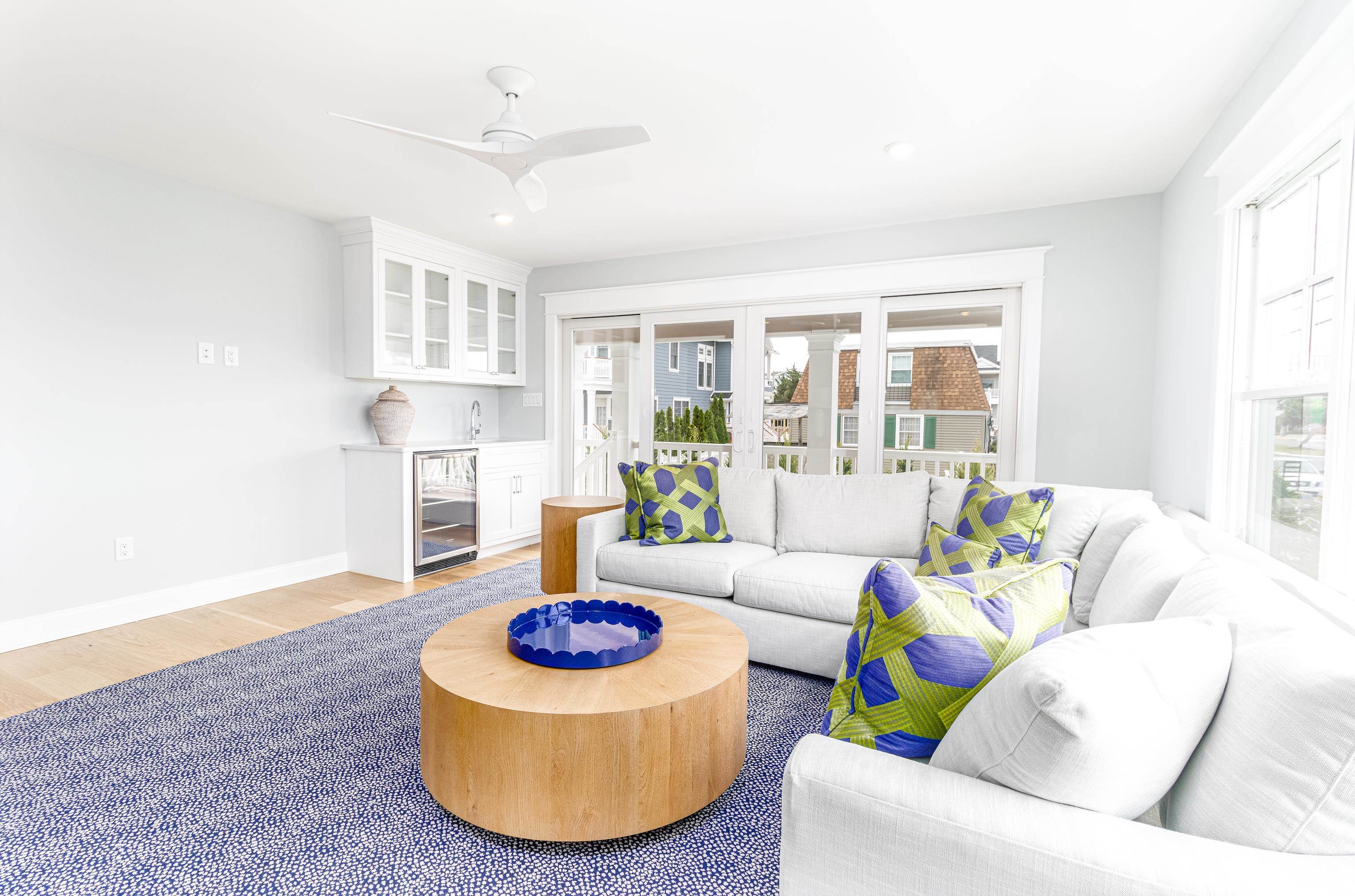 188 33rd Avalon, NJ 08202 - Photo 10 of 36 a living room with furniture and a large window
