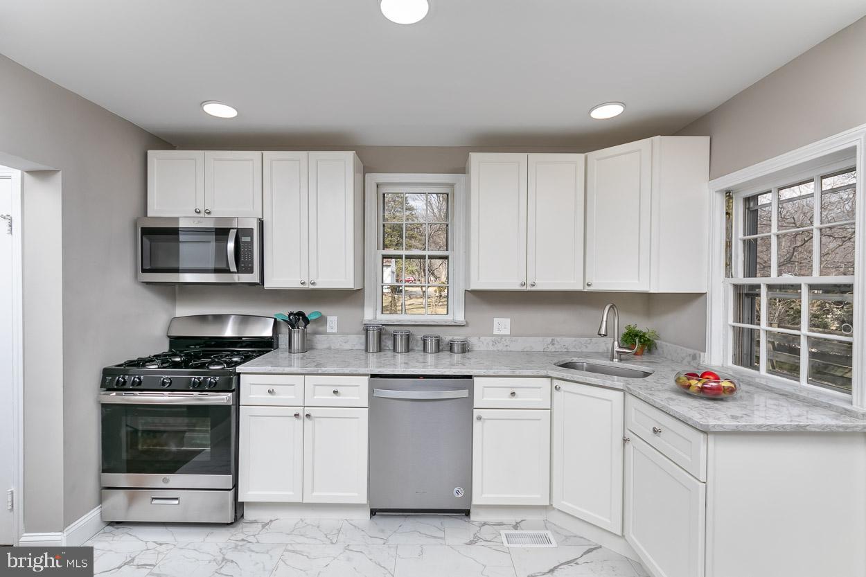 404 Upland Road Pikesville, MD 21208 - Photo 9 of 34 New Chef's Gourmet Kitchen