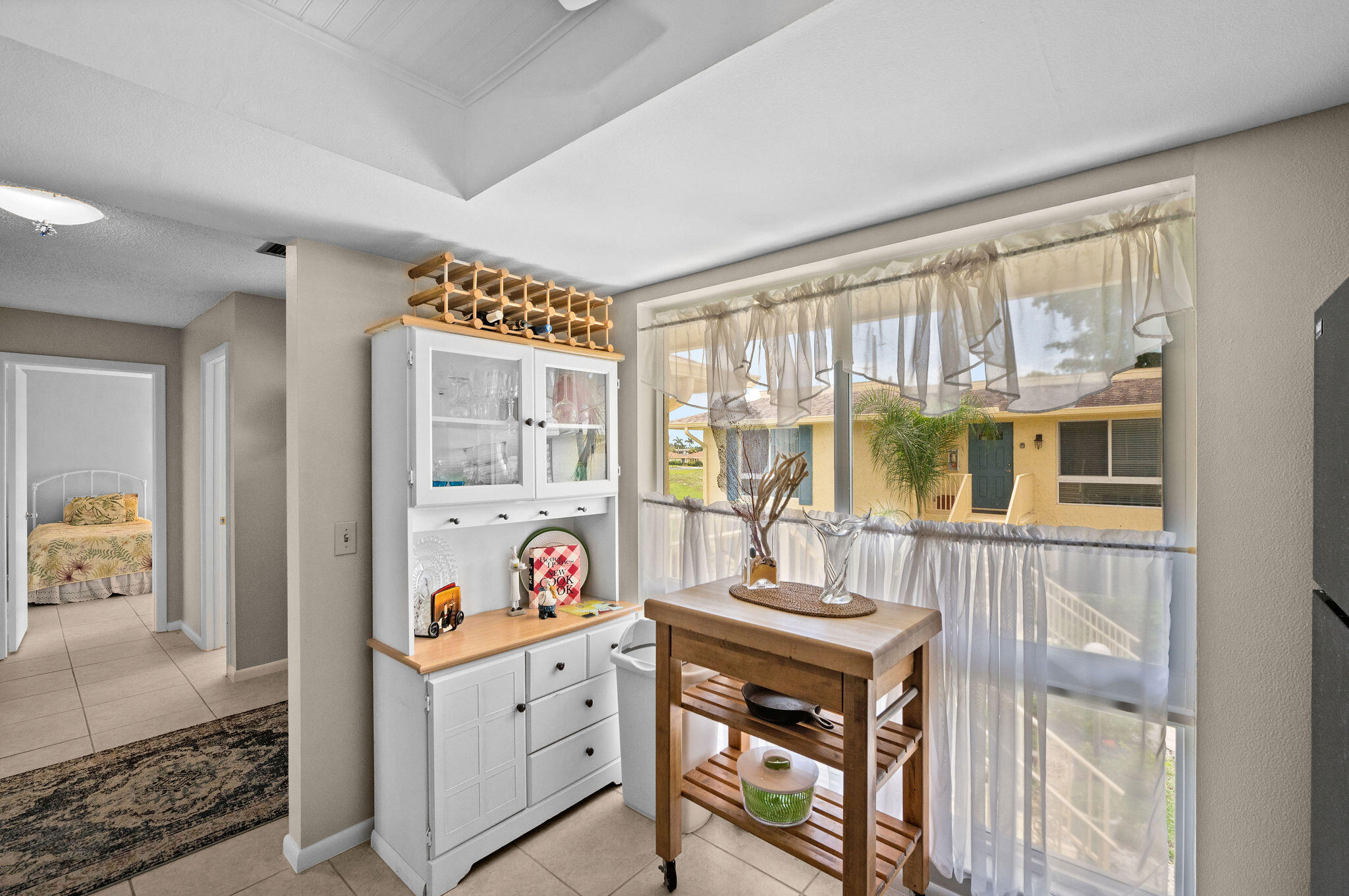 355 Palm Drive, Unit 2 Naples, FL 34112 - Photo 20 of 30 a very nice looking room with a large window