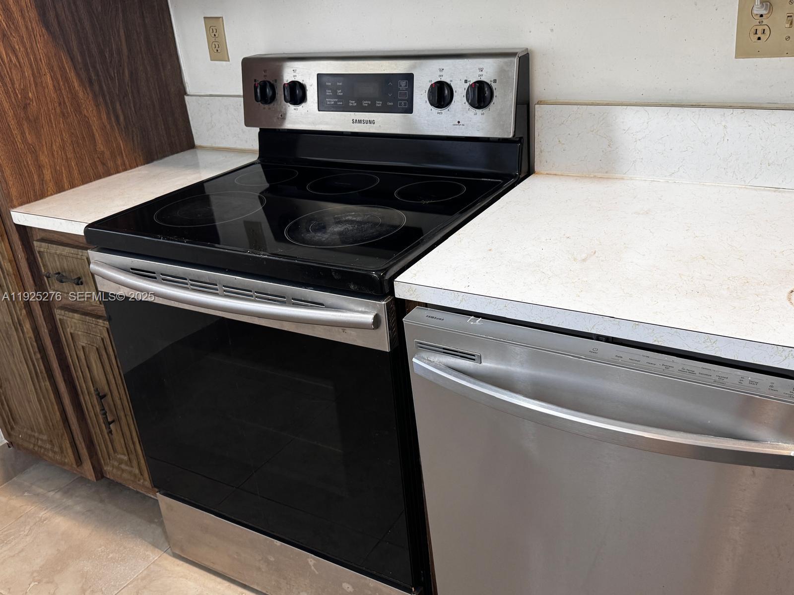 3671 Environ Boulevard, Unit 369 Lauderhill, FL 33319 - Photo 11 of 21 a close view of stove top oven