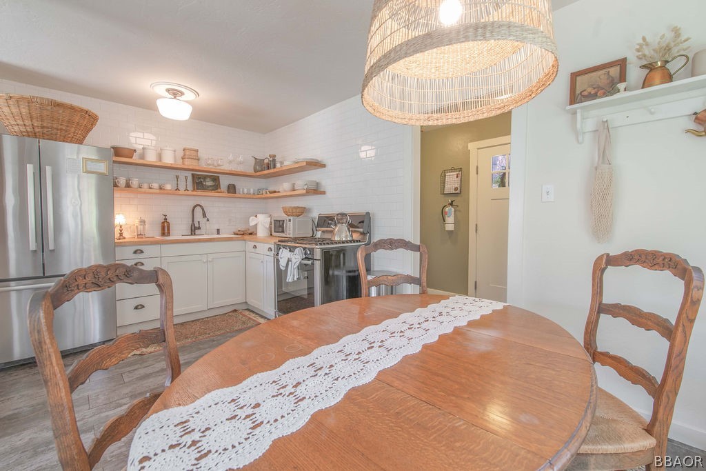42897 Encino Road Big Bear Lake, CA 92315 - Photo 13 of 45 a large kitchen with a table and chairs