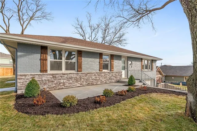 $425,000 | 8565 Wycoff Drive, De Soto, KS 66018