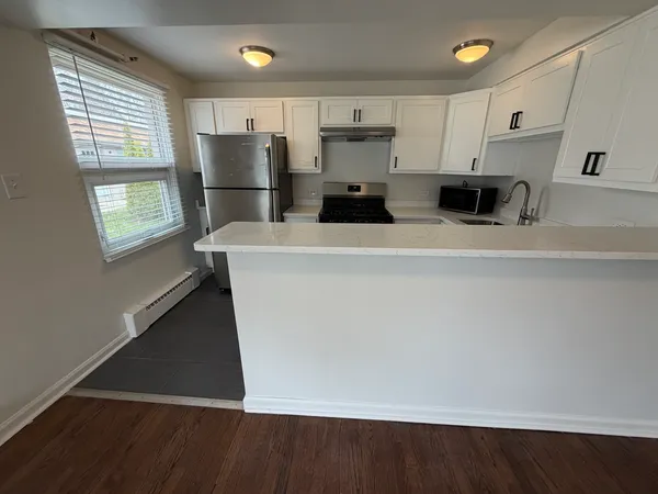 $1,725 | 26 East Washington Avenue, Unit 1, Lake Bluff, IL 60044