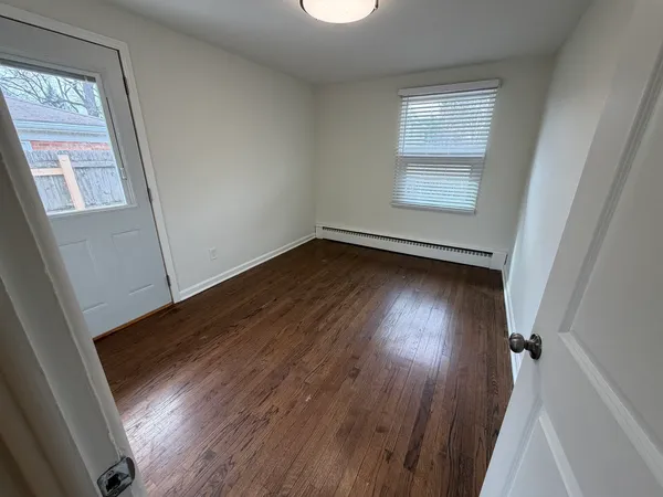 $1,725 | 26 East Washington Avenue, Unit 1, Lake Bluff, IL 60044