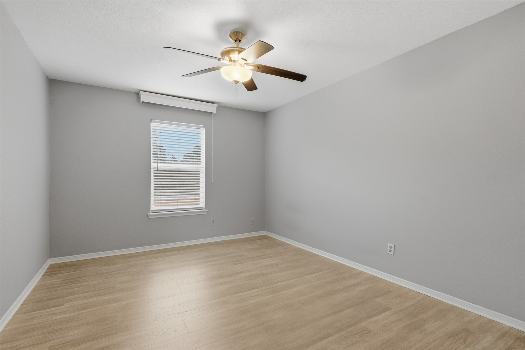 811 Threadneedle Street, Unit 287 Houston, TX 77079 - Photo 15 of 16 Third bedroom ideal for guests, family, or a home office.