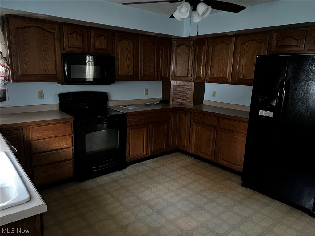 813 Howard Road Ashtabula, OH 44004 - Photo 10 of 26 Main Kitchen