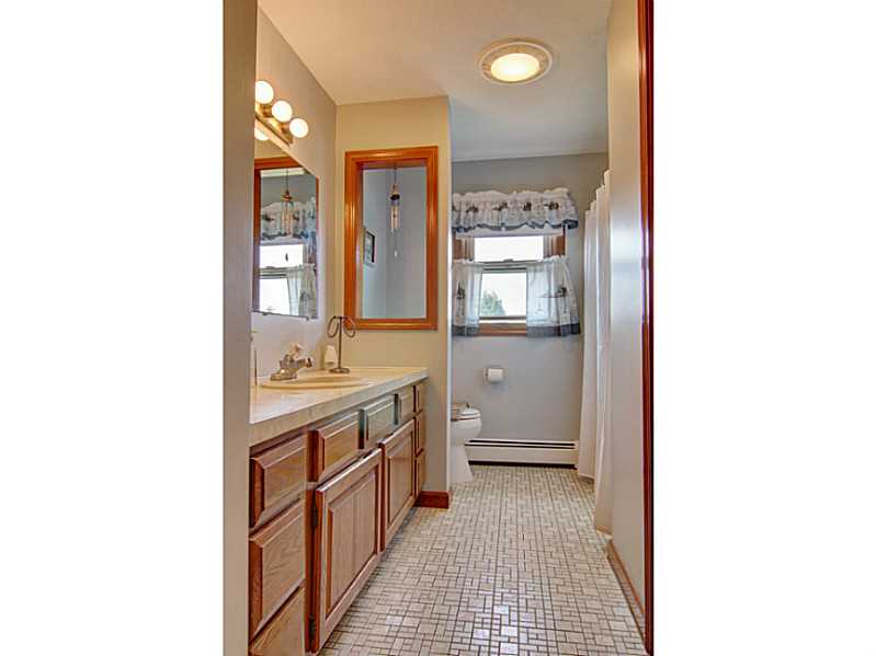 50 Glocester Road Narragansett, RI 02882 - Photo 14 of 25 Bathroom.