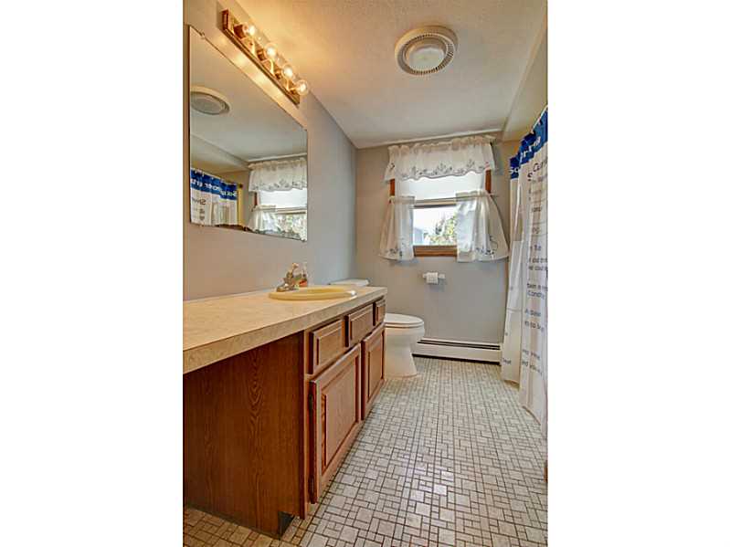 50 Glocester Road Narragansett, RI 02882 - Photo 15 of 25 Bathroom.