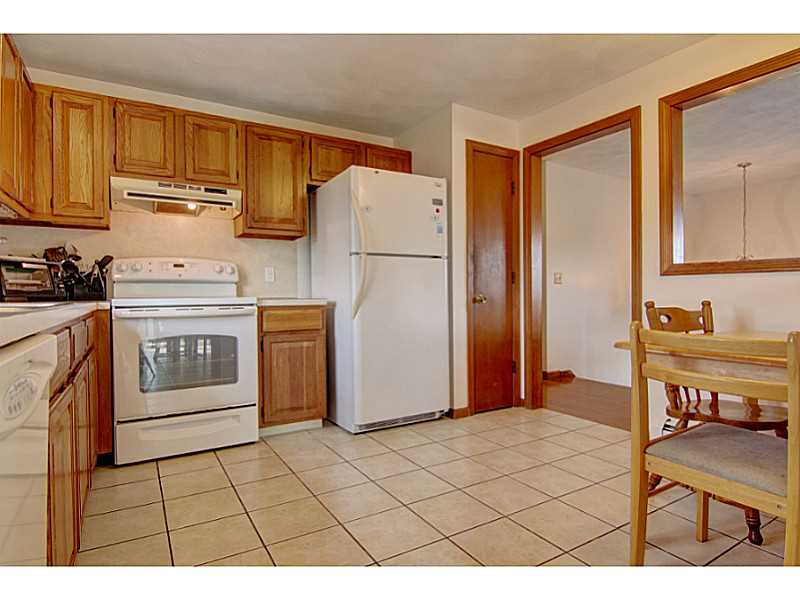 50 Glocester Road Narragansett, RI 02882 - Photo 3 of 25 Kitchen.