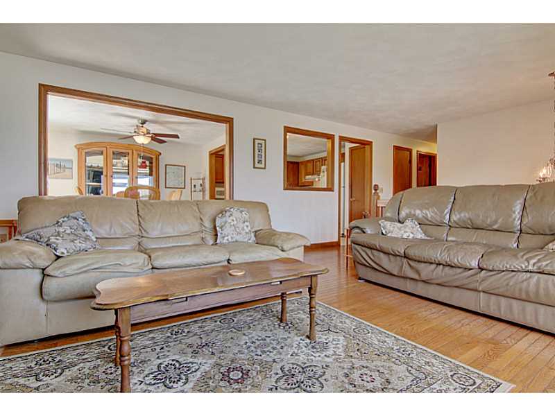 50 Glocester Road Narragansett, RI 02882 - Photo 10 of 25 Living Room.