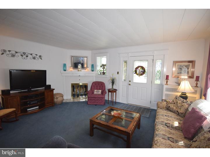 136 Upland Road Havertown, PA 19083 - Photo 4 of 23 Living Room