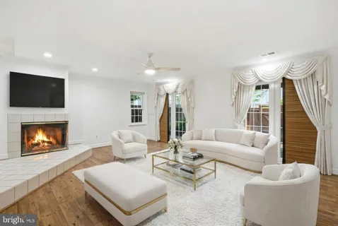$775,000 | 3911 Green Look Court, Fairfax, VA 22033