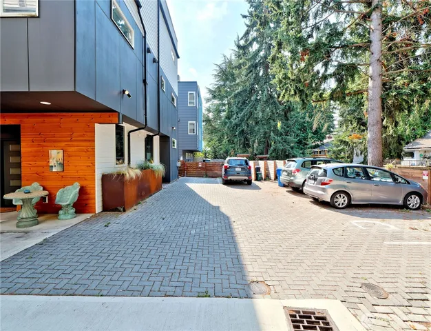 $3,195 | 14023 Greenwood Avenue North, Unit C, Seattle, WA 98133