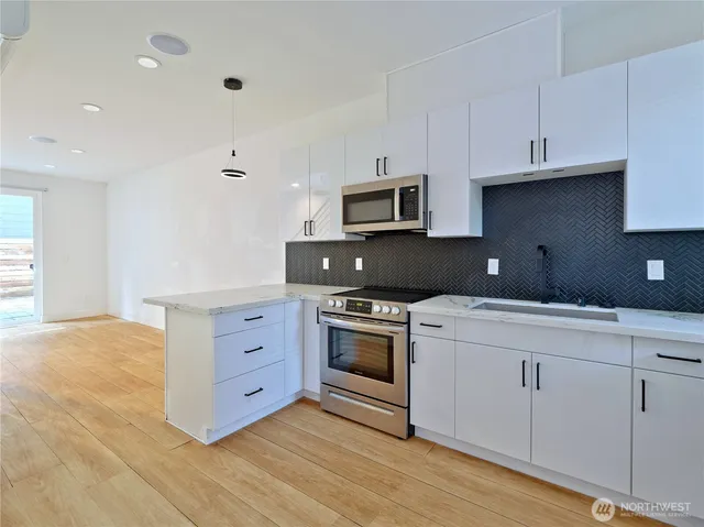 $3,195 | 14023 Greenwood Avenue North, Unit C, Seattle, WA 98133