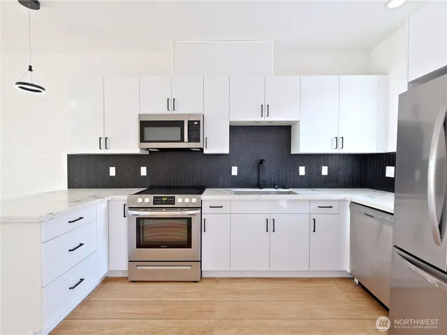 $3,195 | 14023 Greenwood Avenue North, Unit C, Seattle, WA 98133
