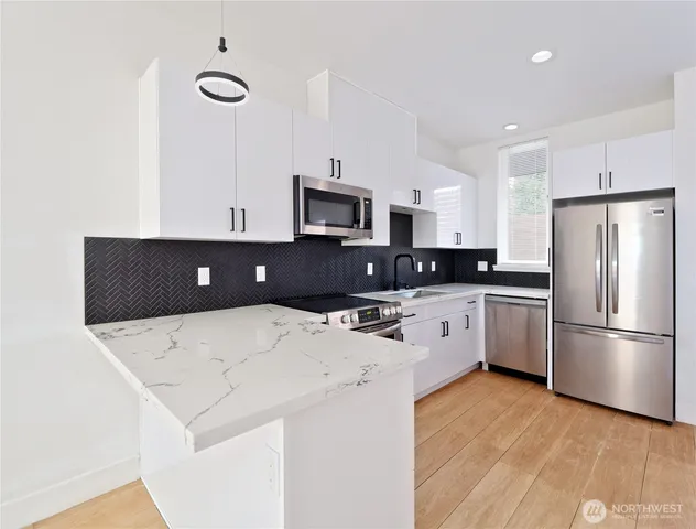 $3,195 | 14023 Greenwood Avenue North, Unit C, Seattle, WA 98133