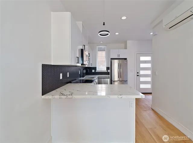 $3,195 | 14023 Greenwood Avenue North, Unit C, Seattle, WA 98133