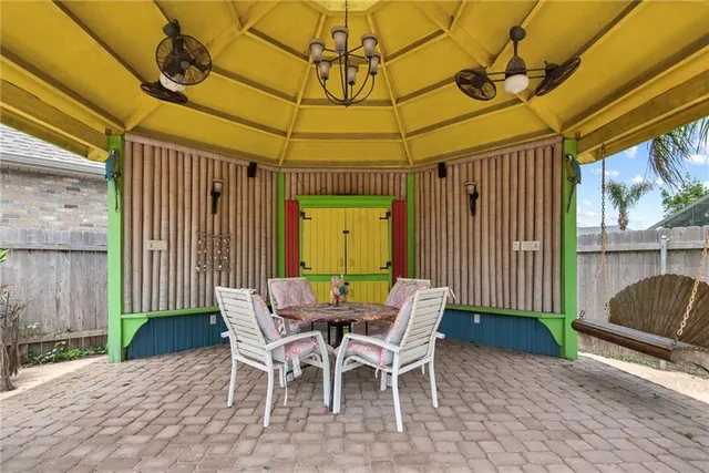 $825,000 | 2 Squirewood Court, Harvey, LA 70058