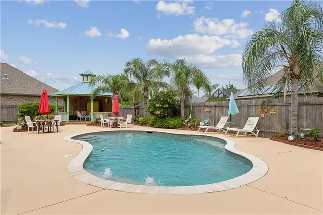 $825,000 | 2 Squirewood Court, Harvey, LA 70058