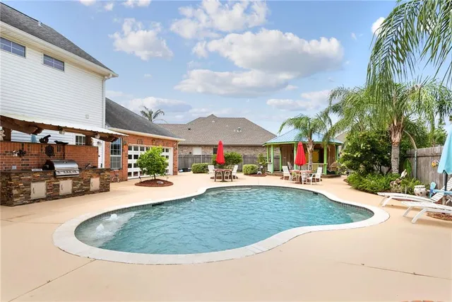 $825,000 | 2 Squirewood Court, Harvey, LA 70058