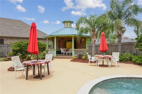 $825,000 | 2 Squirewood Court, Harvey, LA 70058