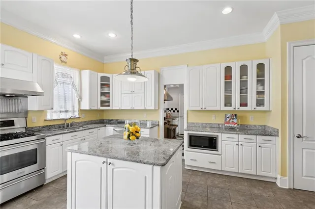 $825,000 | 2 Squirewood Court, Harvey, LA 70058