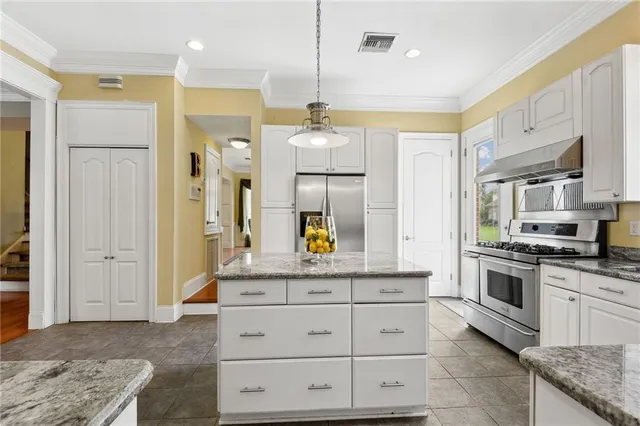 $825,000 | 2 Squirewood Court, Harvey, LA 70058