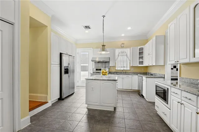 $825,000 | 2 Squirewood Court, Harvey, LA 70058