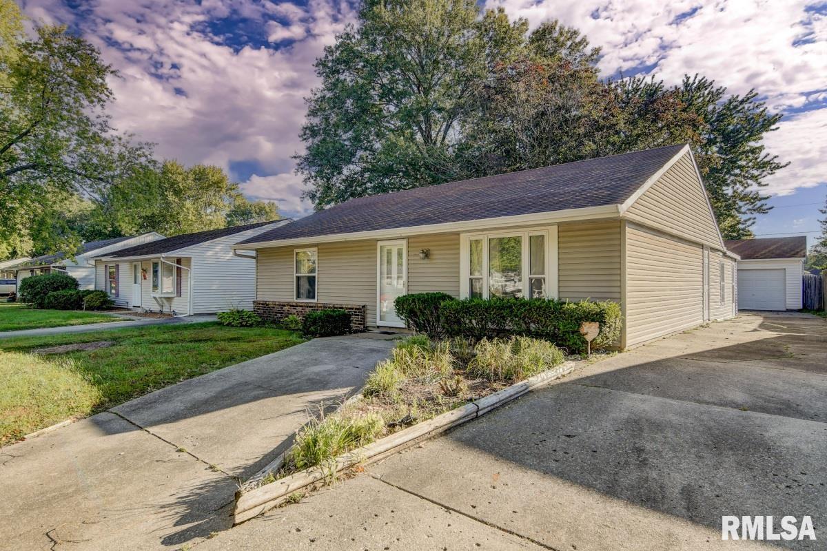 1924 Stonehenge Road Springfield, IL 62702 - Photo 2 of 22