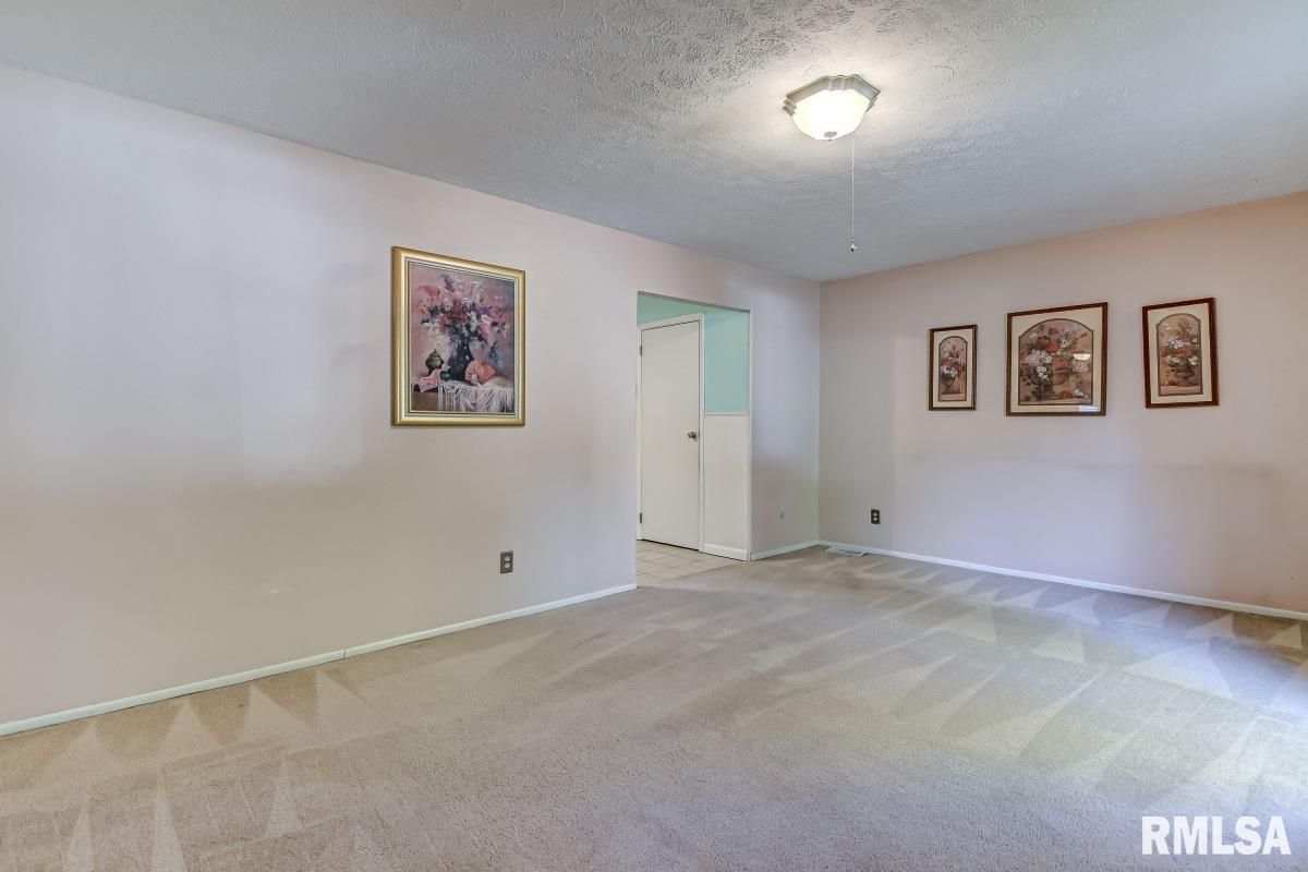 1924 Stonehenge Road Springfield, IL 62702 - Photo 6 of 22