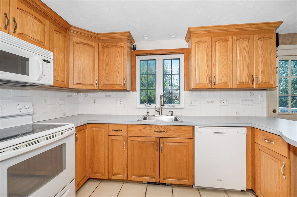 12 R Bayberry Lane Beverly, MA 01915 - Photo 5 of 41