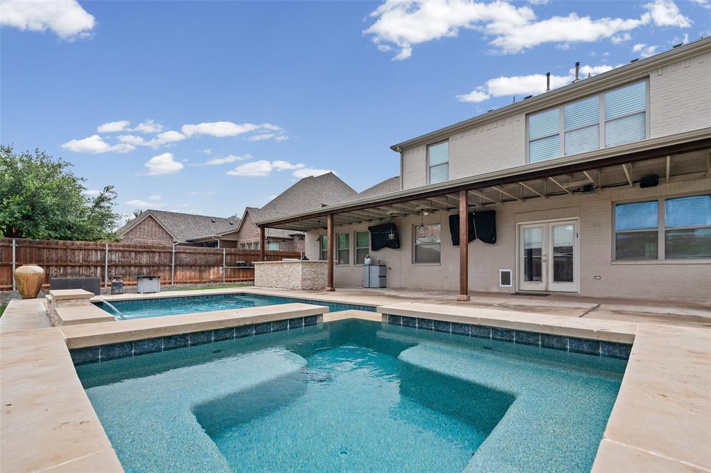 437 Prairie Run Aledo, TX 76008 - Photo 10 of 33 Hot tub featuring built-in steps and an integrated spa