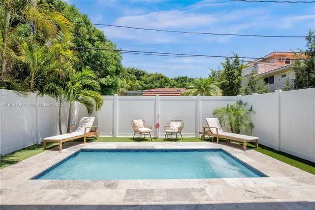 a view of sitting area with furniture