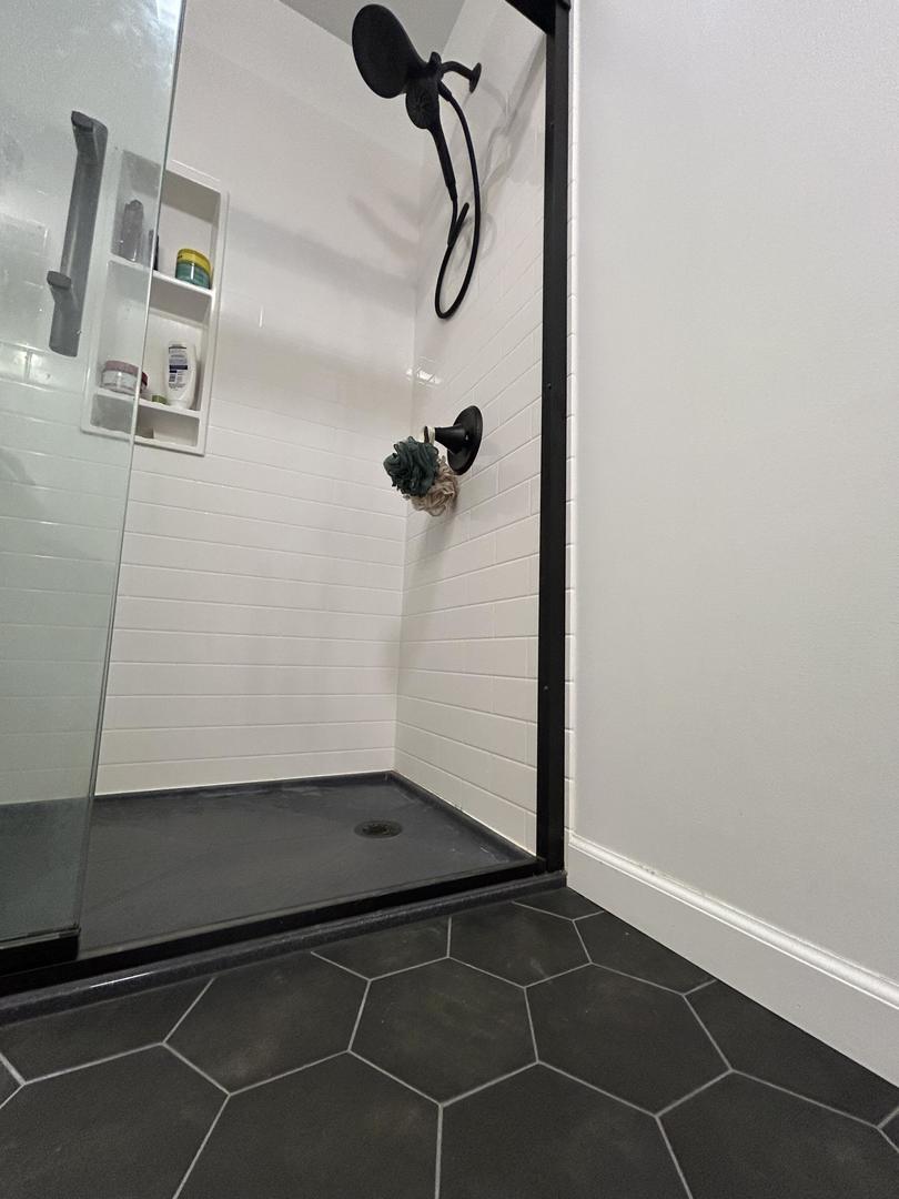 712 Kelley Drive Rochelle, IL 61068 - Photo 8 of 35 a bathroom with a shower