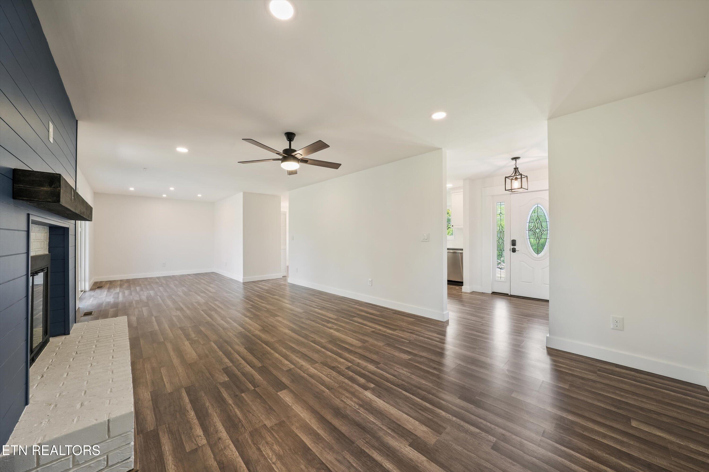 2572 Sevierville Road Maryville, TN 37804 - Photo 18 of 42 Living Room