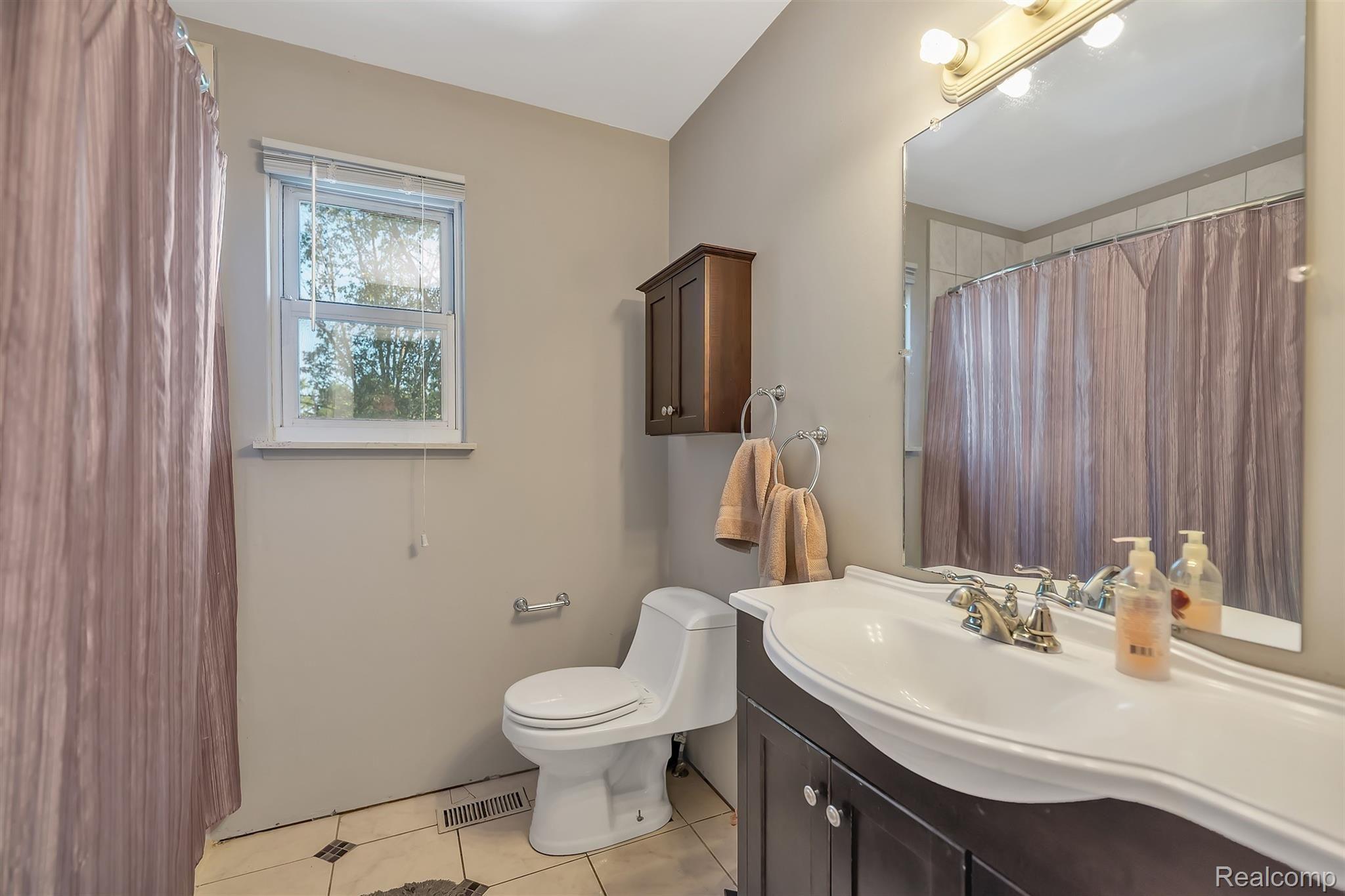 6292 Yorkshire North Riding Road Flint, MI 48532 - Photo 26 of 45 31-6292-Yorkshire-WindowStill-Real-.jpg