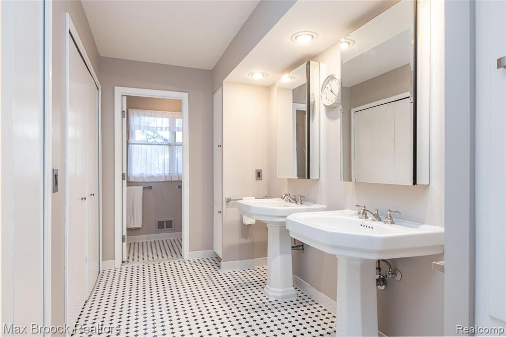 32481 Evergreen Road Beverly Hills, MI 48025 - Photo 49 of 57