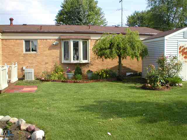 7273 Cardinal Road Algonac, MI 48001 - Photo 2 of 17 31107921-1.JPG