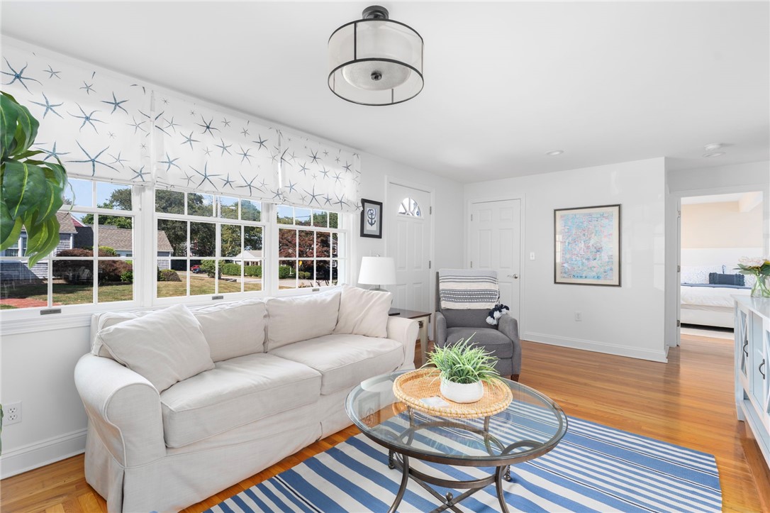 73 Merton Road Newport, RI 02840 - Photo 9 of 45