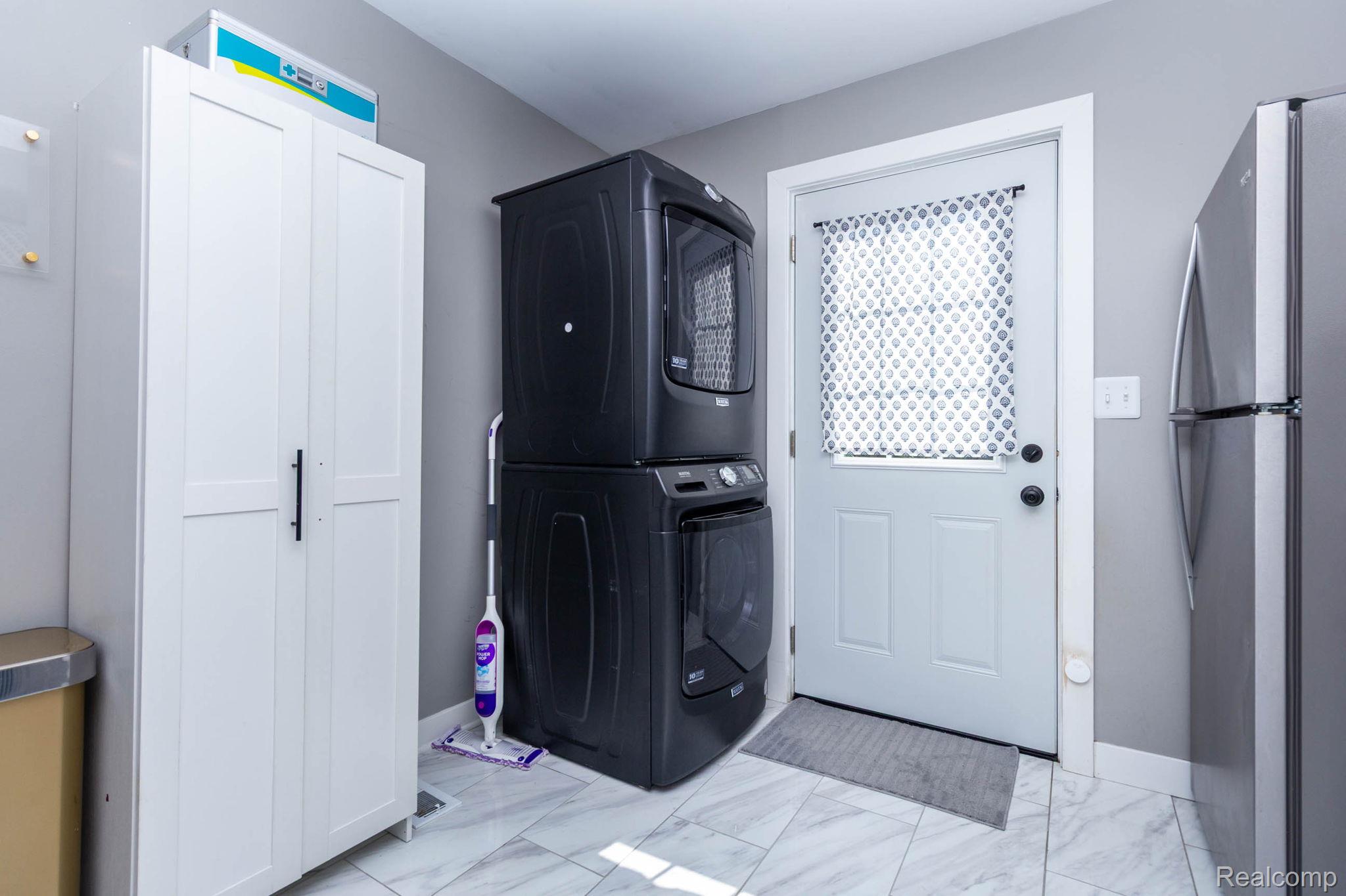2559 Harrison Avenue Rochester, MI 48307 - Photo 14 of 32 Utility area (in Kitchen) stacked front-load washer/dryer