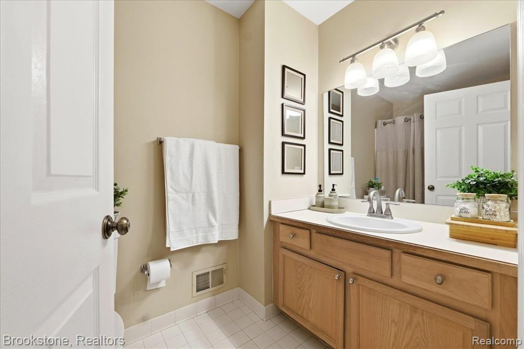 110 Pine Tree Ridge, Unit 3 Waterford, MI 48327 - Photo 17 of 32 Gallery Image 17