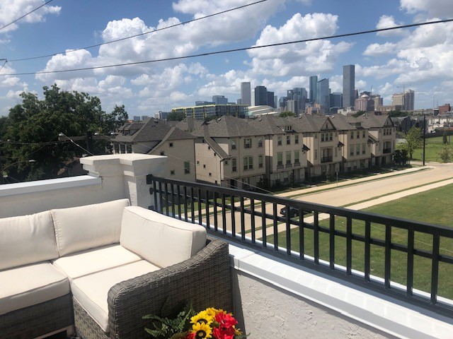 606 North Nagle Street Houston, TX 77003 - Photo 11 of 13 a view of a balcony with city view
