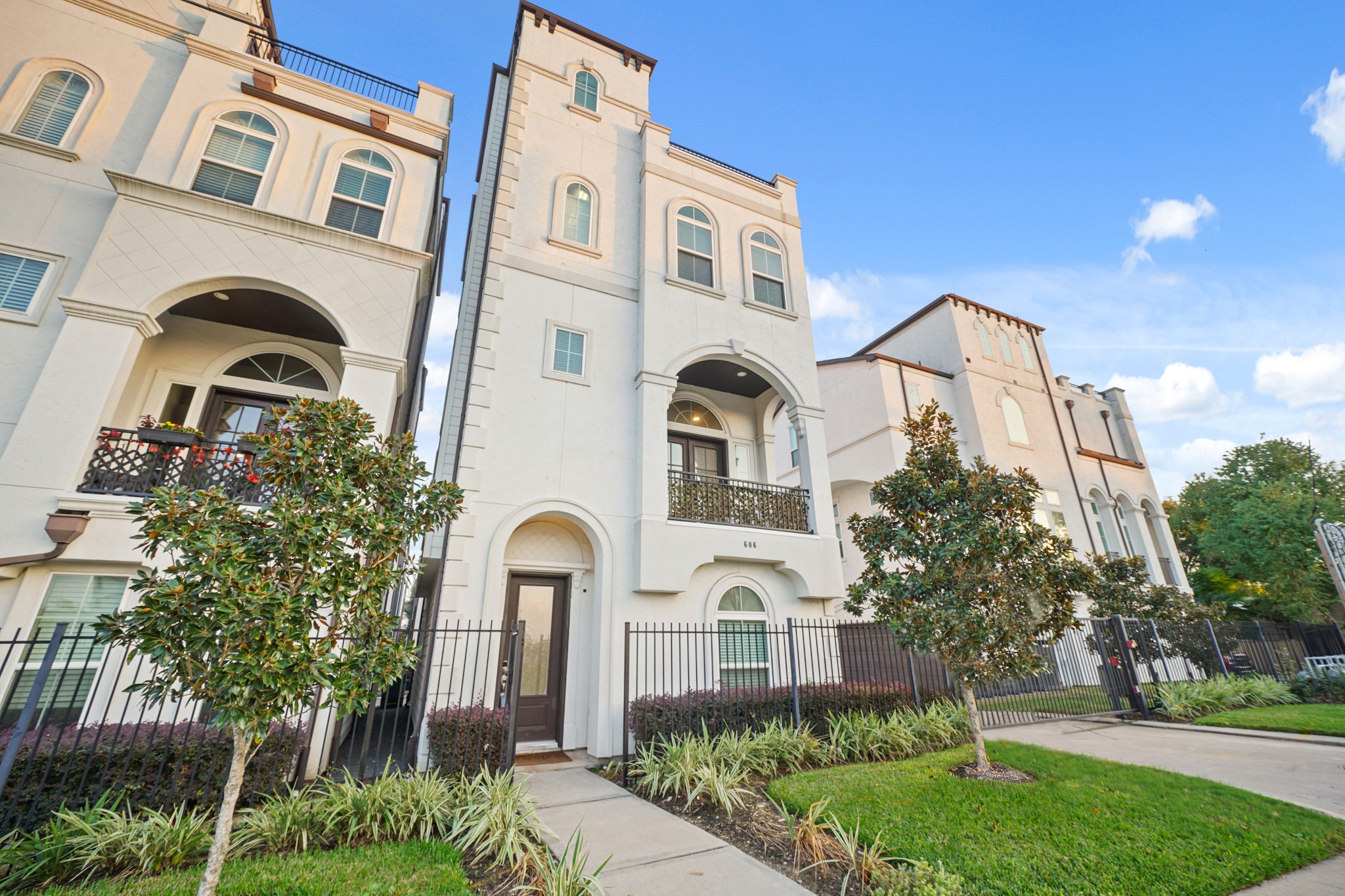 606 North Nagle Street Houston, TX 77003 - Photo 12 of 13 a front view of a multi story residential apartment building