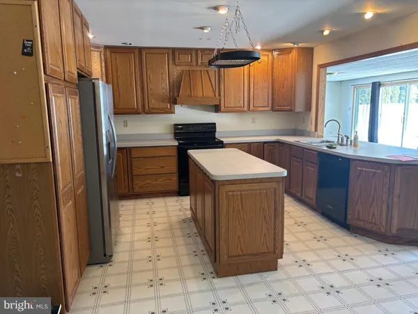 a kitchen that has a sink in it
