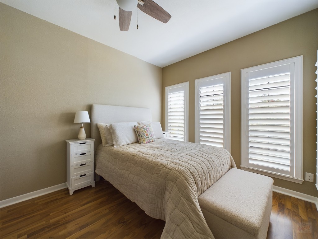 711 West 21st Street, Unit 304 Austin, TX 78701 - Photo 7 of 13 a bedroom with a bed and a couch
