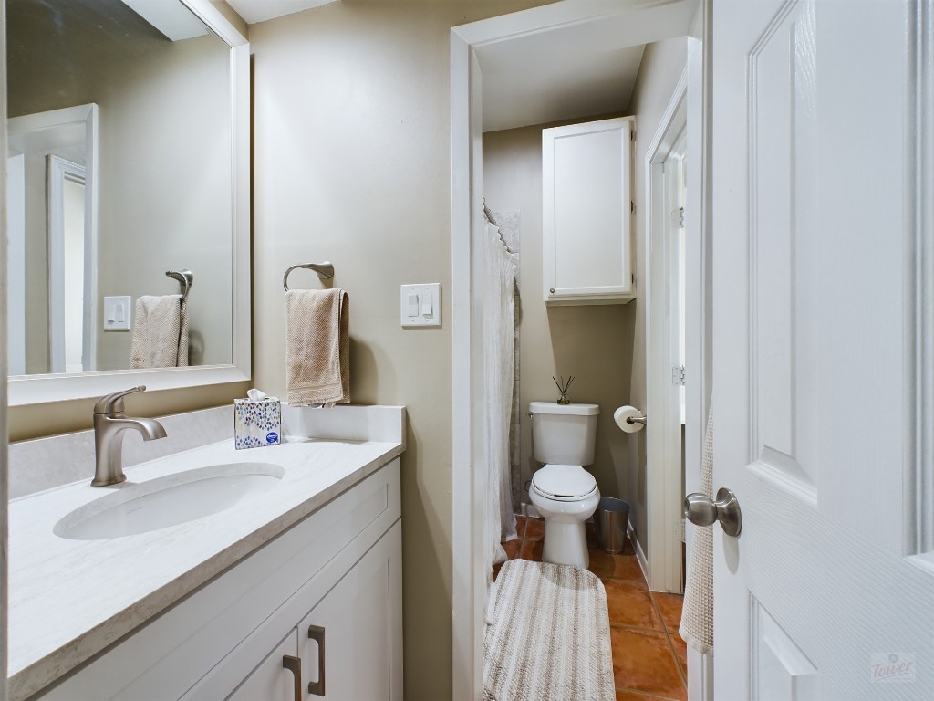 711 West 21st Street, Unit 304 Austin, TX 78701 - Photo 9 of 13 a bathroom with a sink and a mirror