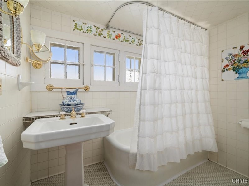 6 Ironwood Road New Hartford, NY 13413 - Photo 23 of 43 2nd floor ensuite full bath with tub and shower. I